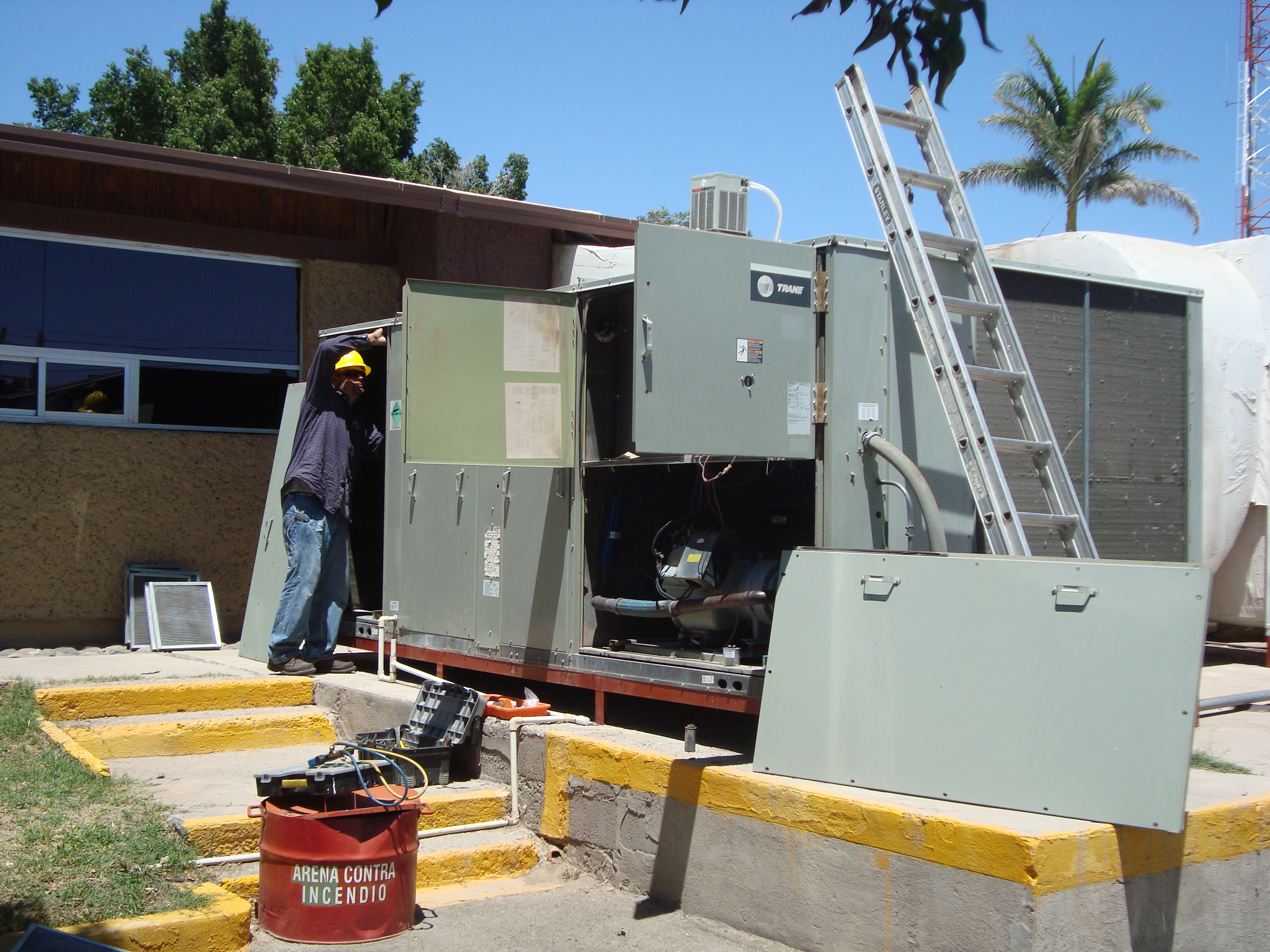 Técnico trabajando en equipo exterior